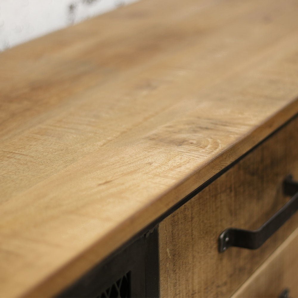 Credenza Bryce Dimehouse Marrone LxPxH 153x80x40 Legno di mango Dettaglio fotografico atmosferico