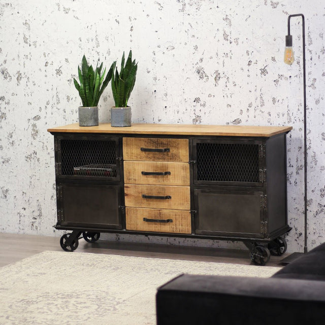 Credenza Bryce Dimehouse Marrone LxPxH 153x80x40 Legno di mango Foto atmosferica vista frontale diagonale