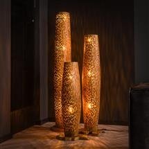 Lampada da terra Elia DH Interni Legno di teak Teak Foto atmosferica vista frontale diagonale
