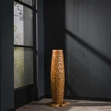 Lampada da terra Elia DH Interni Legno di teak Teak Foto atmosferica vista frontale diagonale
