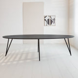 Tavolo da pranzo Cesare Dimehouse Nero LxPxH 276x116x9 Legno di mango Foto atmosferica vista frontale diagonale