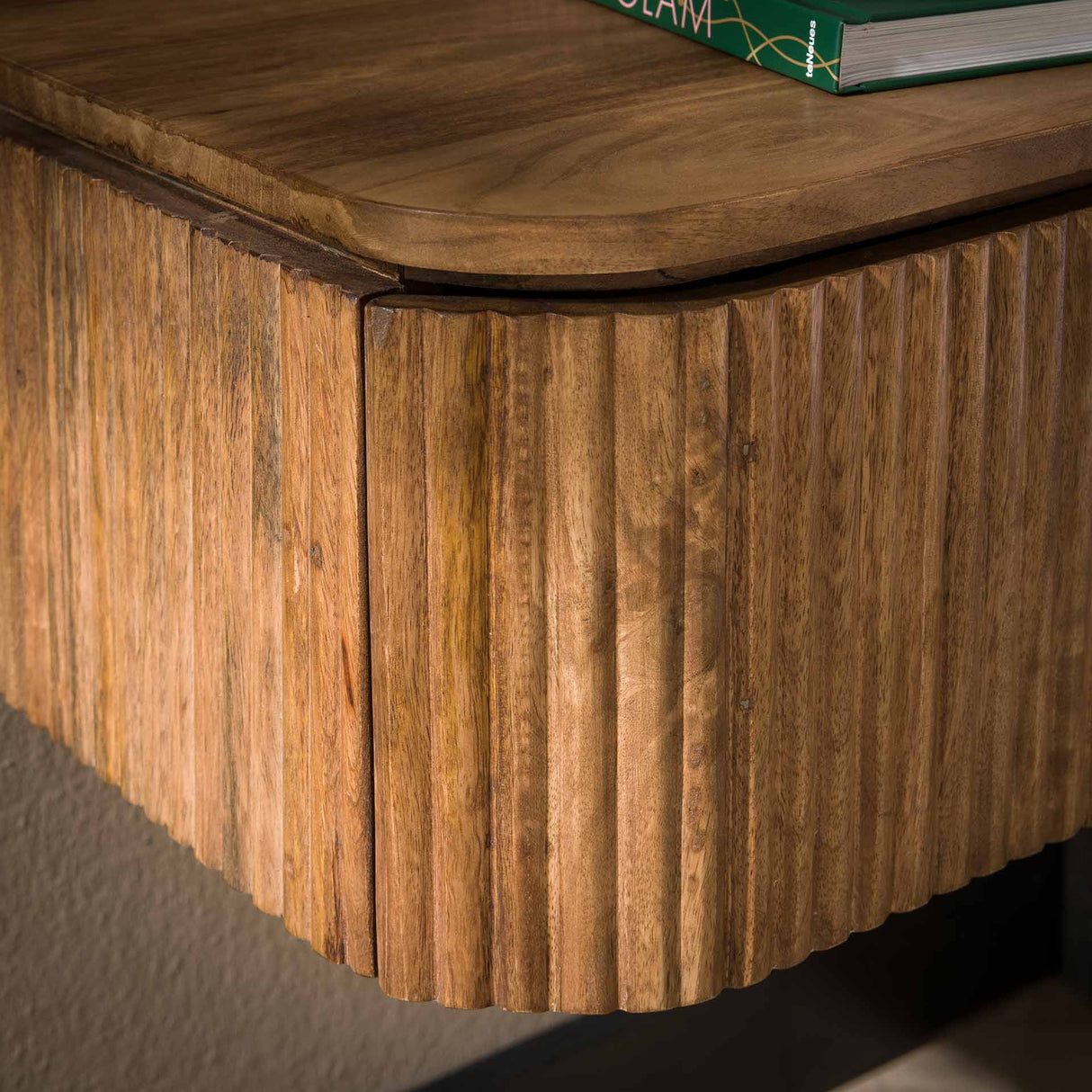 Comodino Maria DH Interior Mango LxLxH 51x47x27 Legno di mango Dettaglio fotografico atmosferico